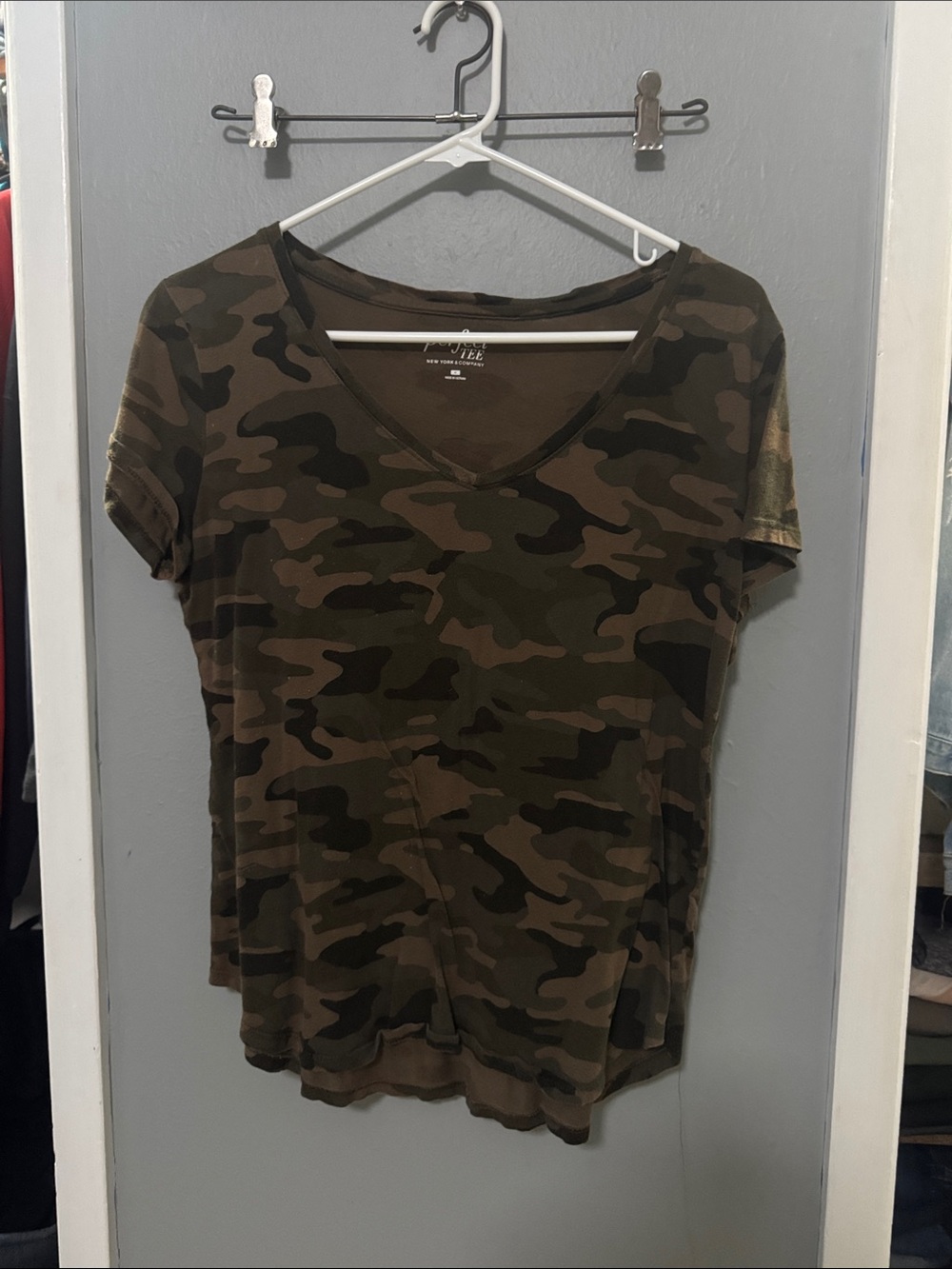 New York & Company Olive Green Camo V-Neck Short Sleeve Top